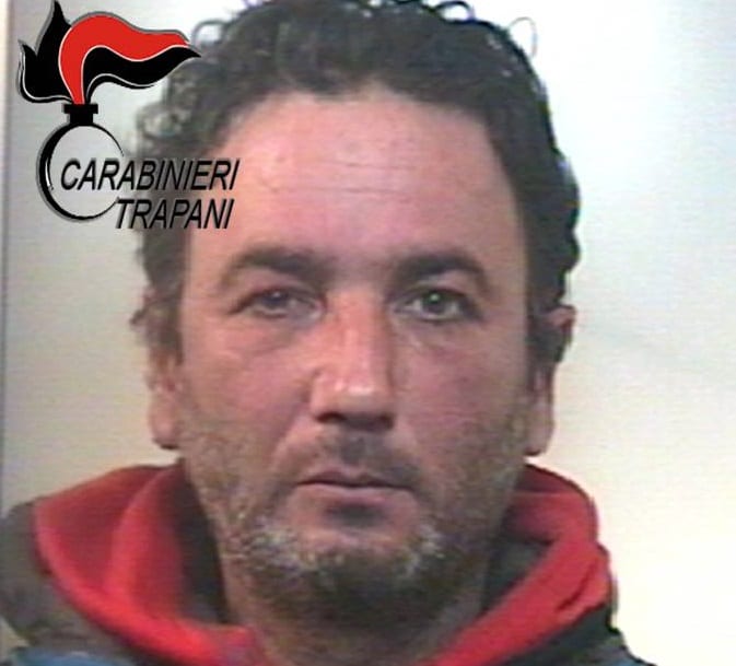 Alcamo, Ape si ribalta per scappare ai carabinieri: trasportava droga