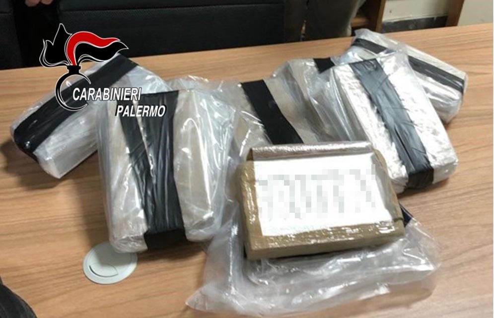 Partinico, arrestato mentre cerca di gettare un fusto con oltre 8 chili di cocaina