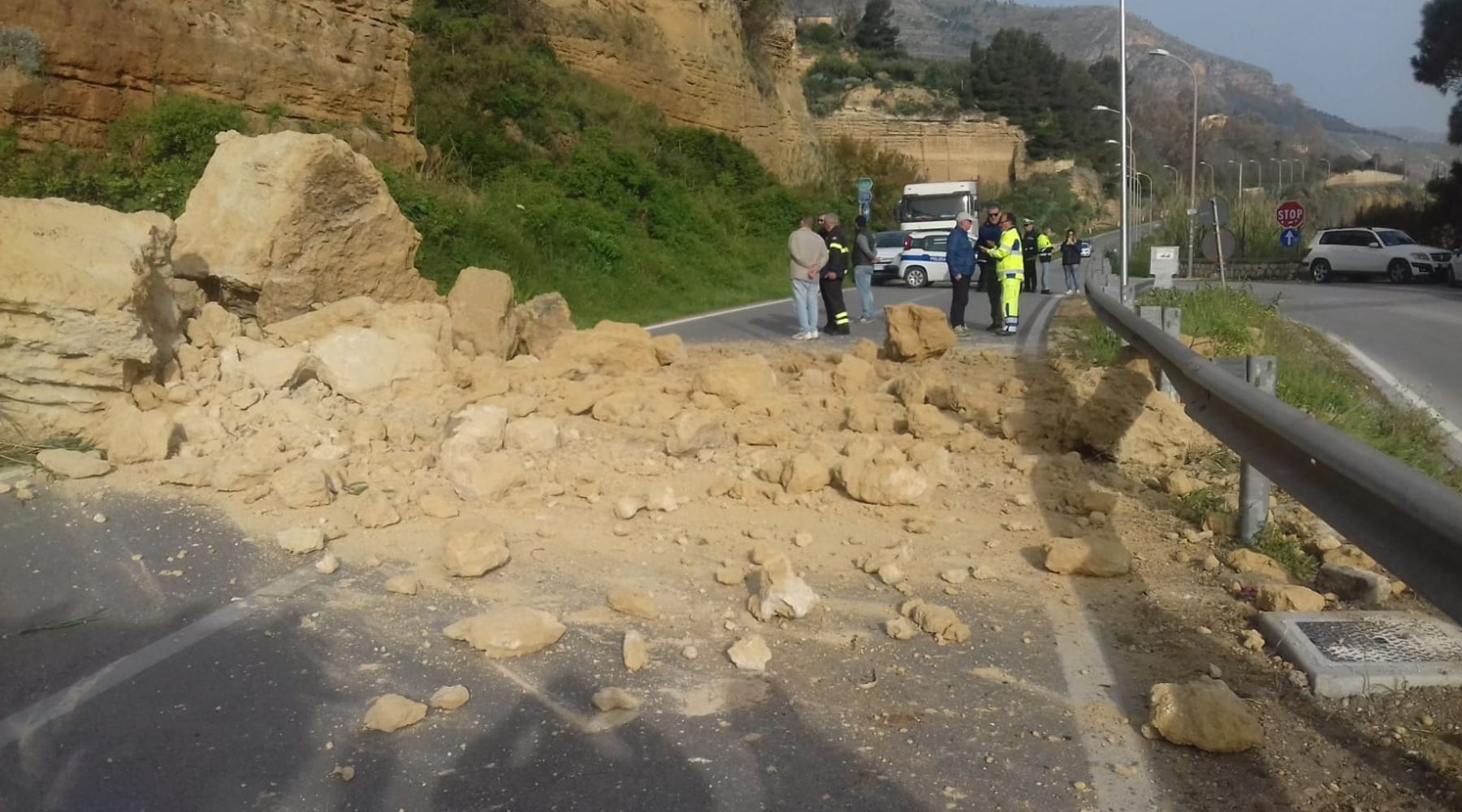 Castellammare del Golfo, frana ancora costone sulla statale 187: strada chiusa in via precauzionale