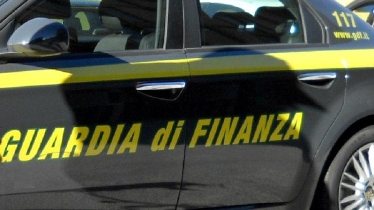 Mazara. Cinque arresti. Inseguita e catturata barca con casse di sigarette
