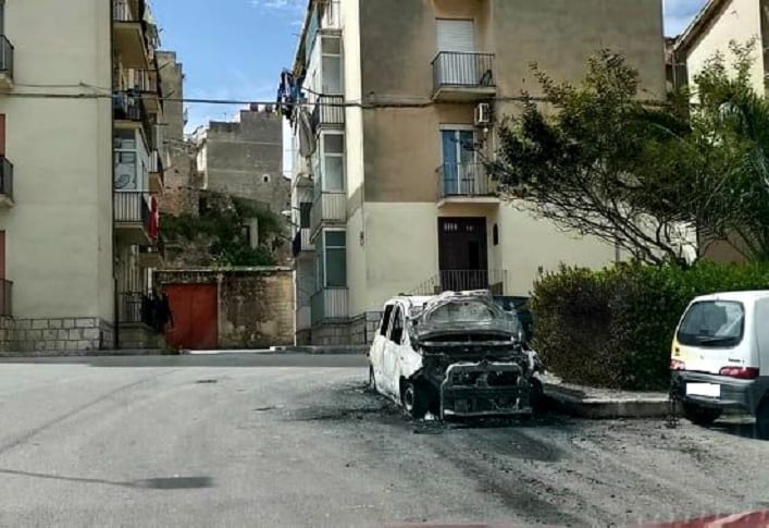 Alcamo, bruciata l'auto della moglie di un pregiudicato. Incendio doloso