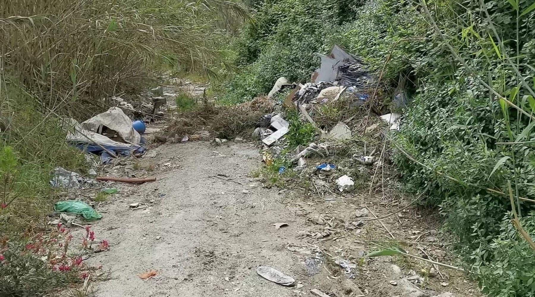 Alcamo, strada che non c'è più. "Case Rosse", mezzi agricoli lenti non hanno alternative