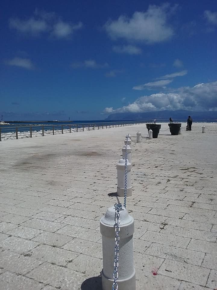 Piazza Stendiotio vandalizzata ma risistemata in 36 ore. Cala Marina necessita di maggiori controlli