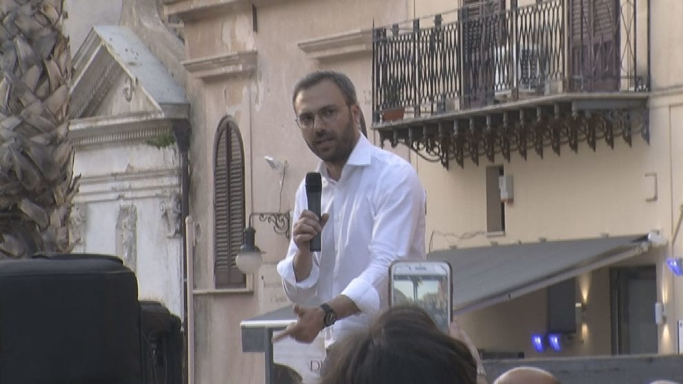Surdi incontra gli alcamesi, pochi cittadini in piazza. Ragazza protesta per l'ambiente
