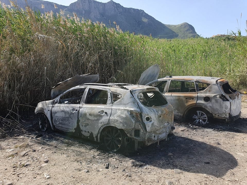 Alcamo terme, auto a fuoco pista passionale