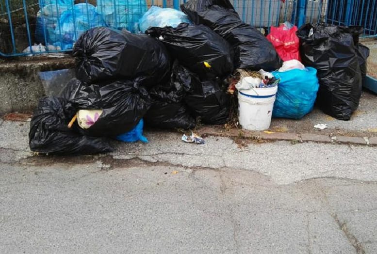 Alcamo Marina invasa dai rifiuti. Bisognerà attendere il primo luglio e l'arrivo della ditta Tekra