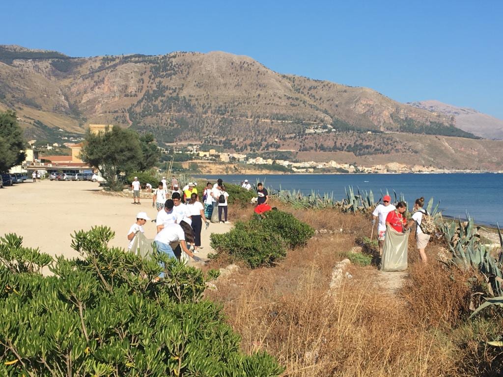 Alcamo, Rotary e Croce Rossa puliscono spiaggia