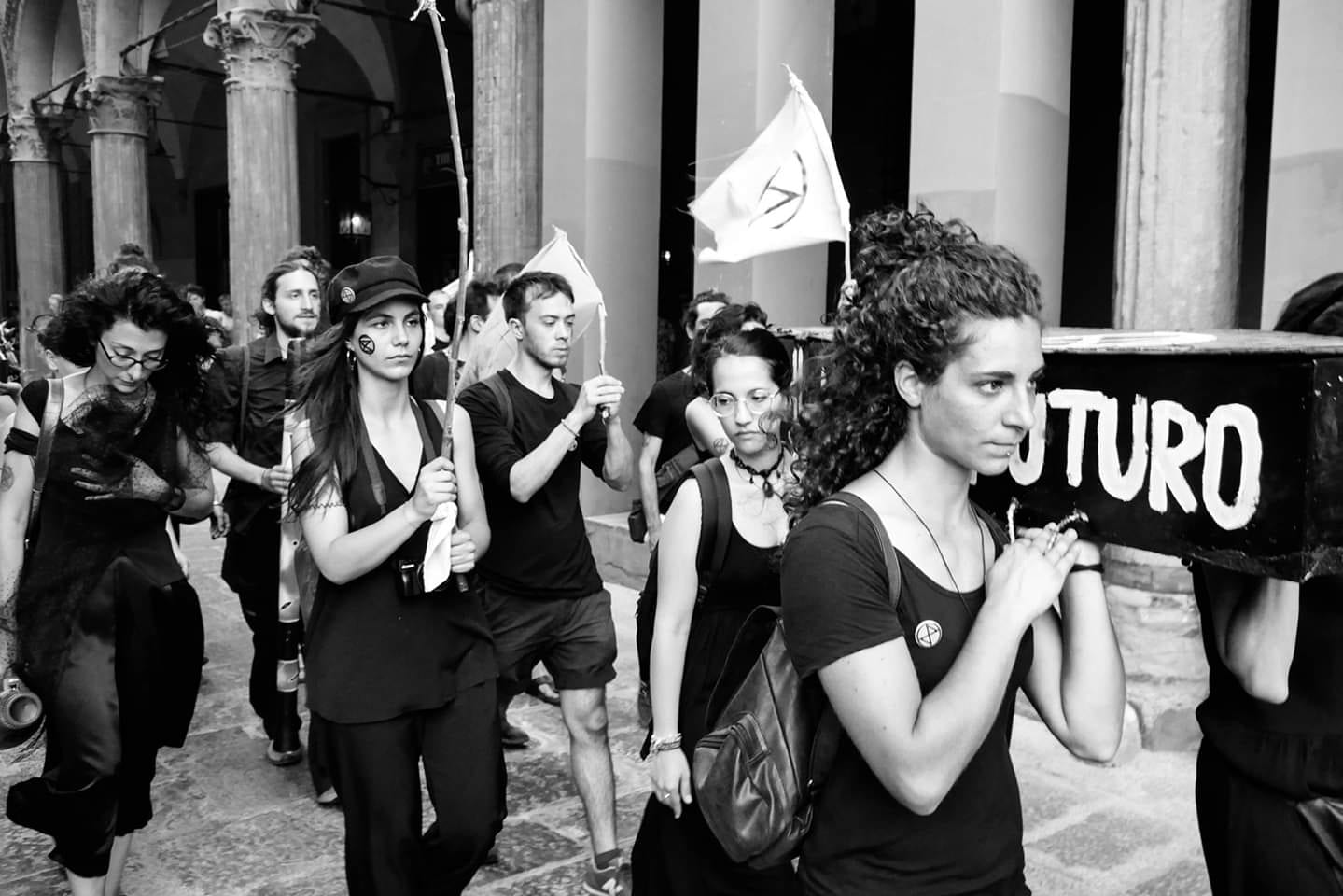 Castellammare del Golfo, corteo funebre per commemorare il nostro futuro