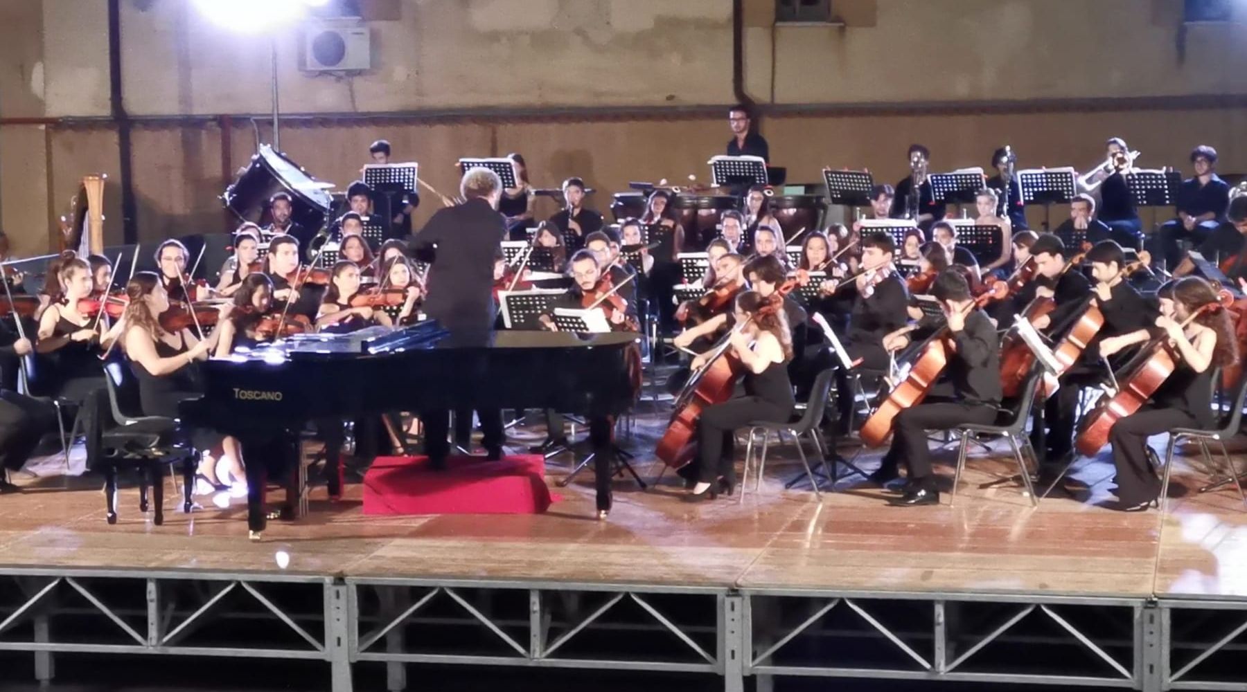 Castellammare, grande musica con 80 giovani musicisti turchi. Domani, invece, la Tosca