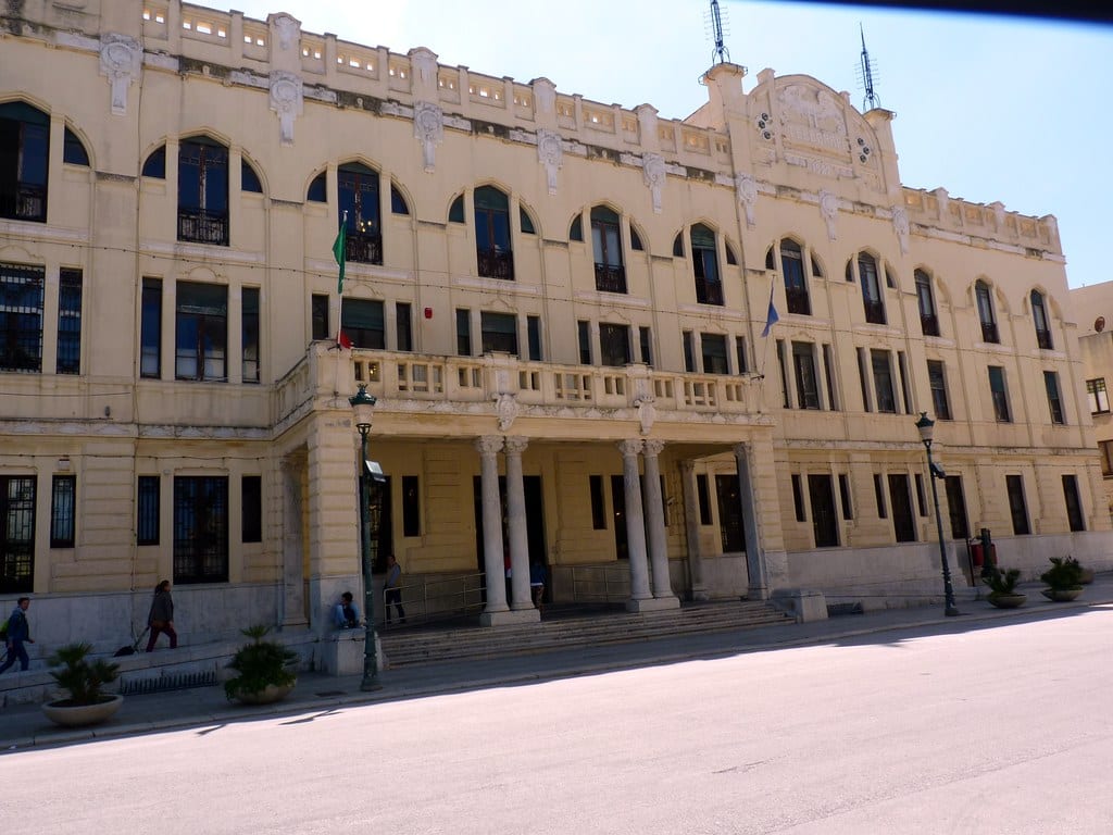 Trapani. Palazzo delle poste decorato con polisterolo resinato