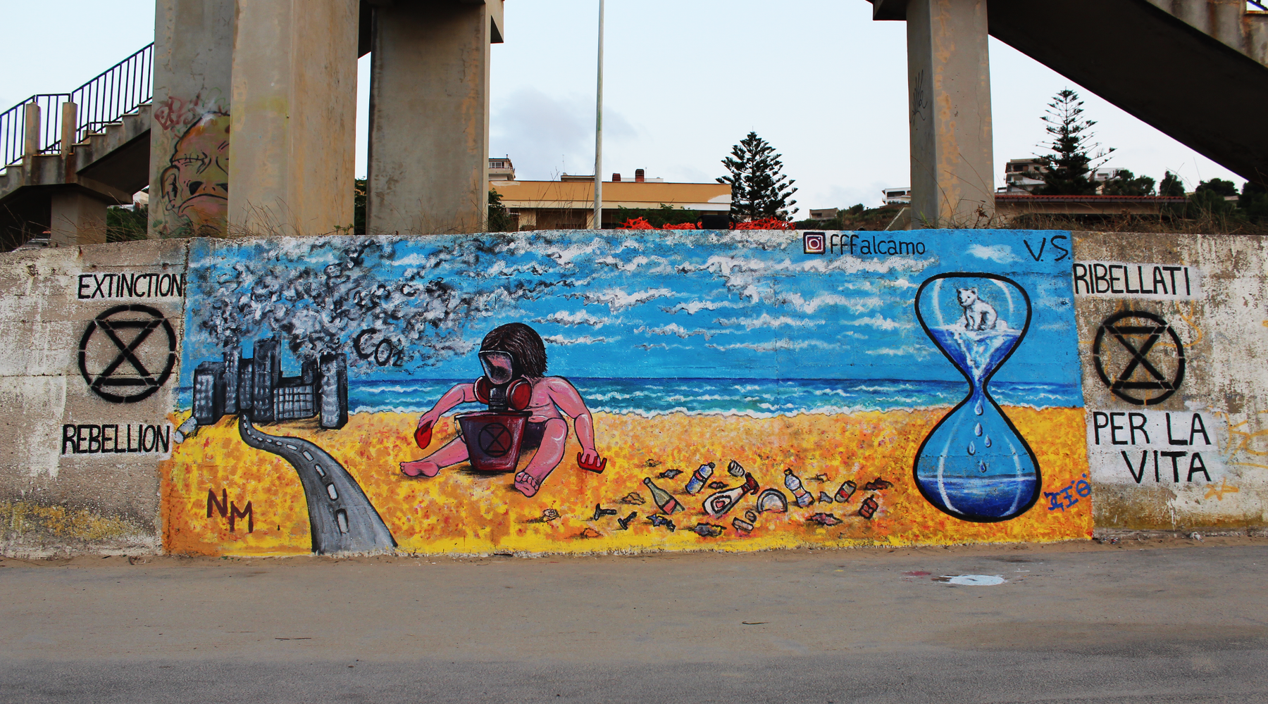 Alcamo, un murales simbolo della “resistenza civile”, contro la società dei consumi e dell’usa e getta