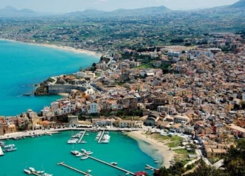 Castellammare, turista aggredito e derubato in pieno giorno