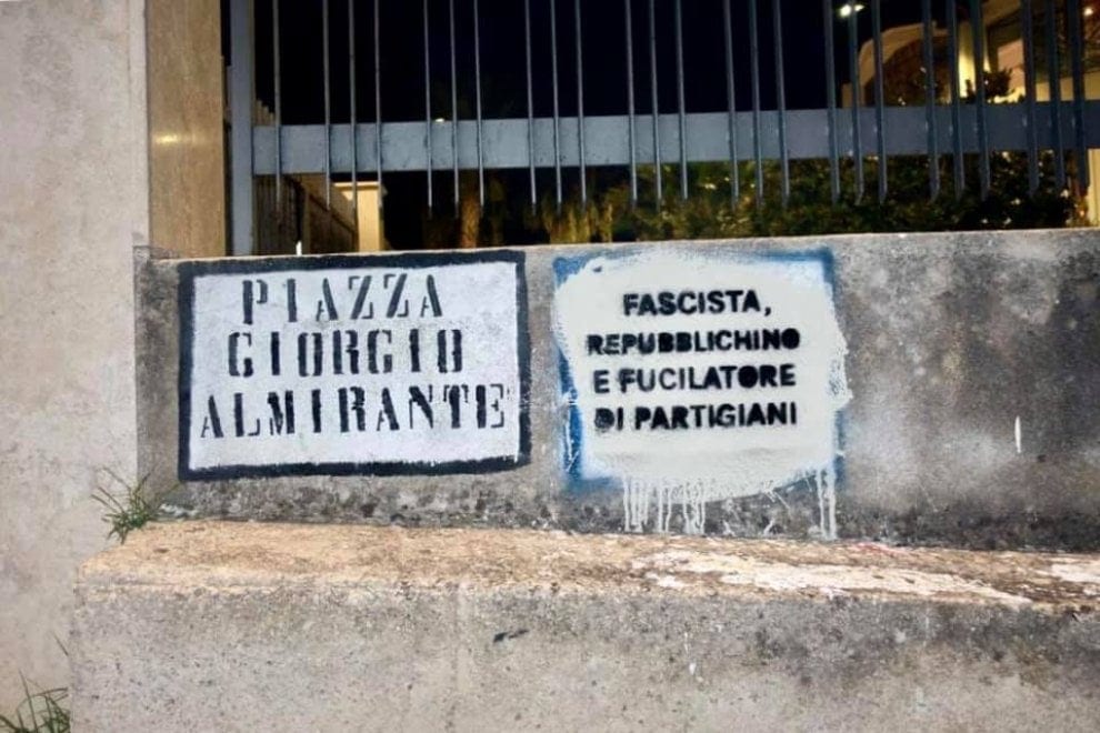 Castellammare, la piazza dedicata ad Almirante, è scontro