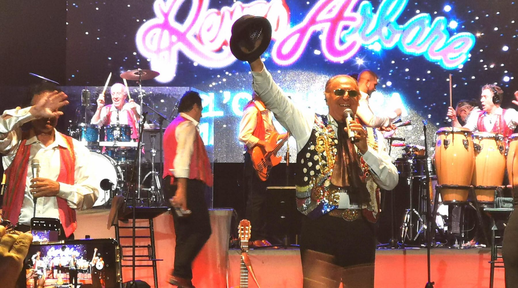 Instancabile Arbore, con l'Orchestra Italiana sold-out al "Teatro di Verdura". Renzo fa ballare anche "le sedie"