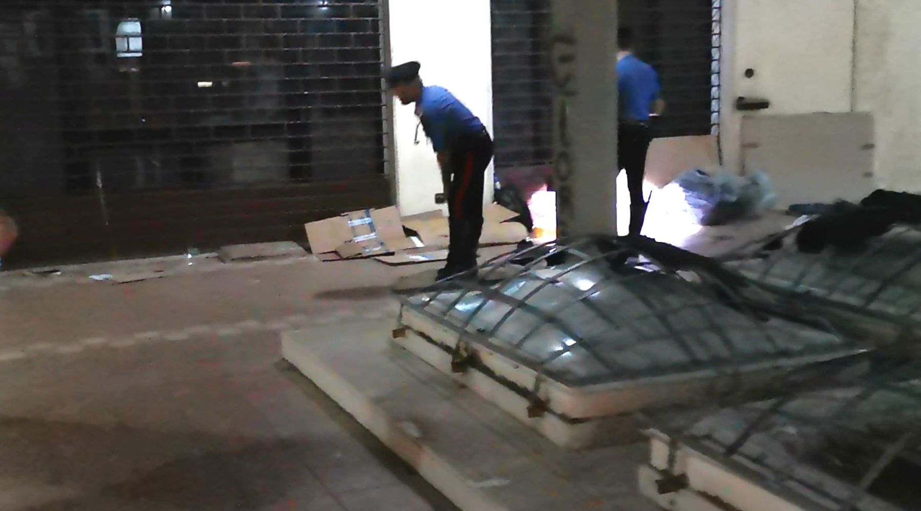 Alcamo, immigrati sotto ai portici. I residenti protestano e le forze dell'ordine li fanno sloggiare