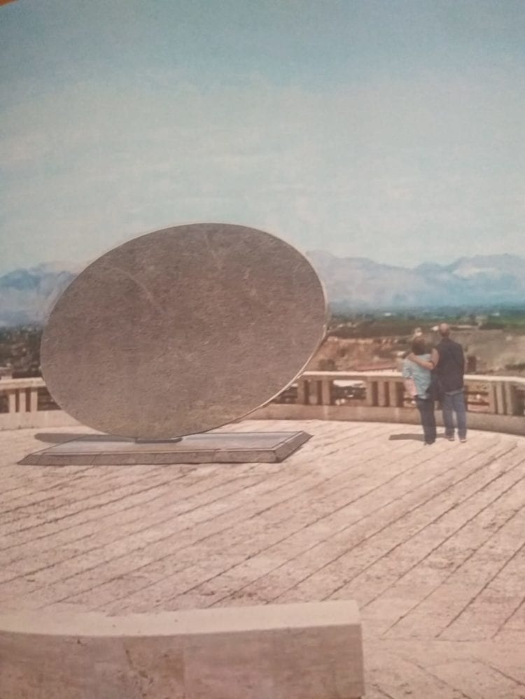 Alcamo, marmo perlato su panorama, scultura di Turi Simeti in piazza Bagolino
