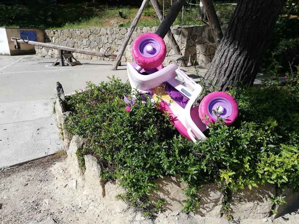 Alcamo, altro raid vandalico al parco sub-urbano e giochi distrutti. "Laurus" pronta a ritirarsi