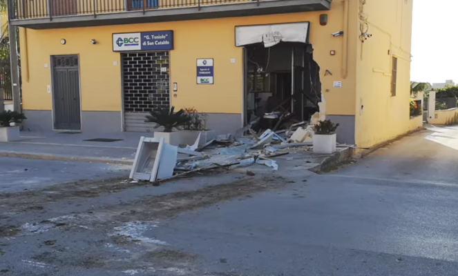 Bancomat sradicato da escavatore, terzo colpo in pochi mesi nel trapanese