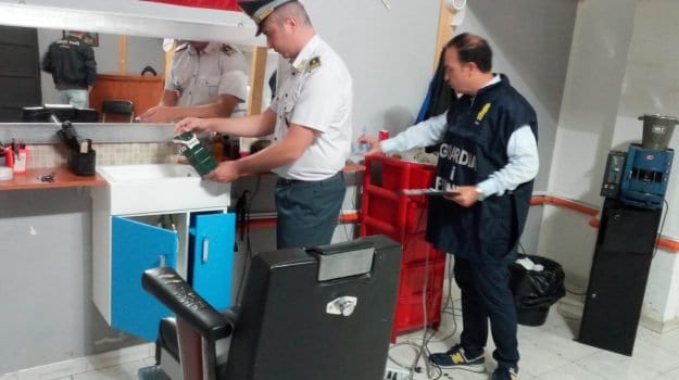 Partinico, parrucchieria abusiva in un garage. Operava da almeno un anno