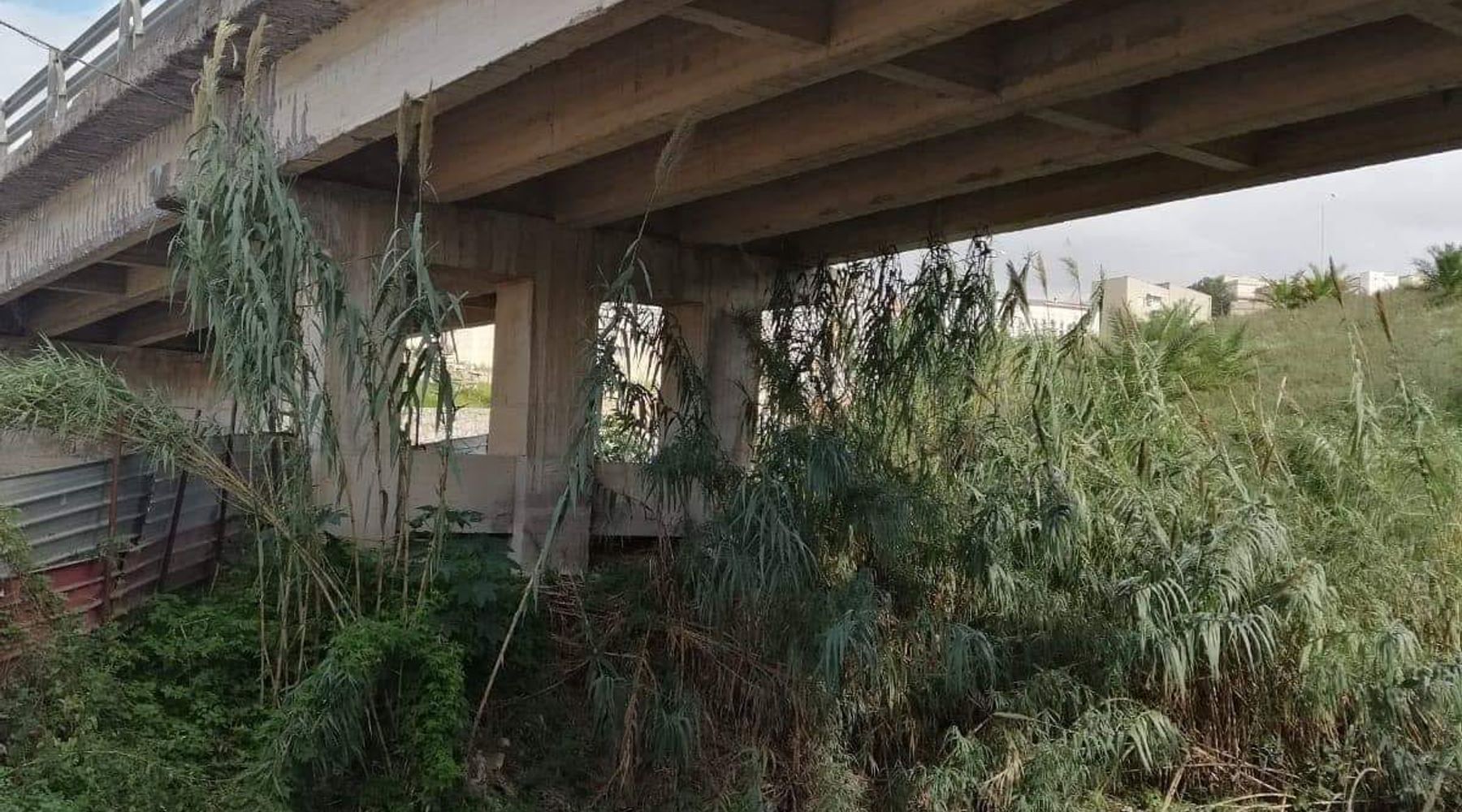 Alcamo, ponte pericolante. Piloni instabili