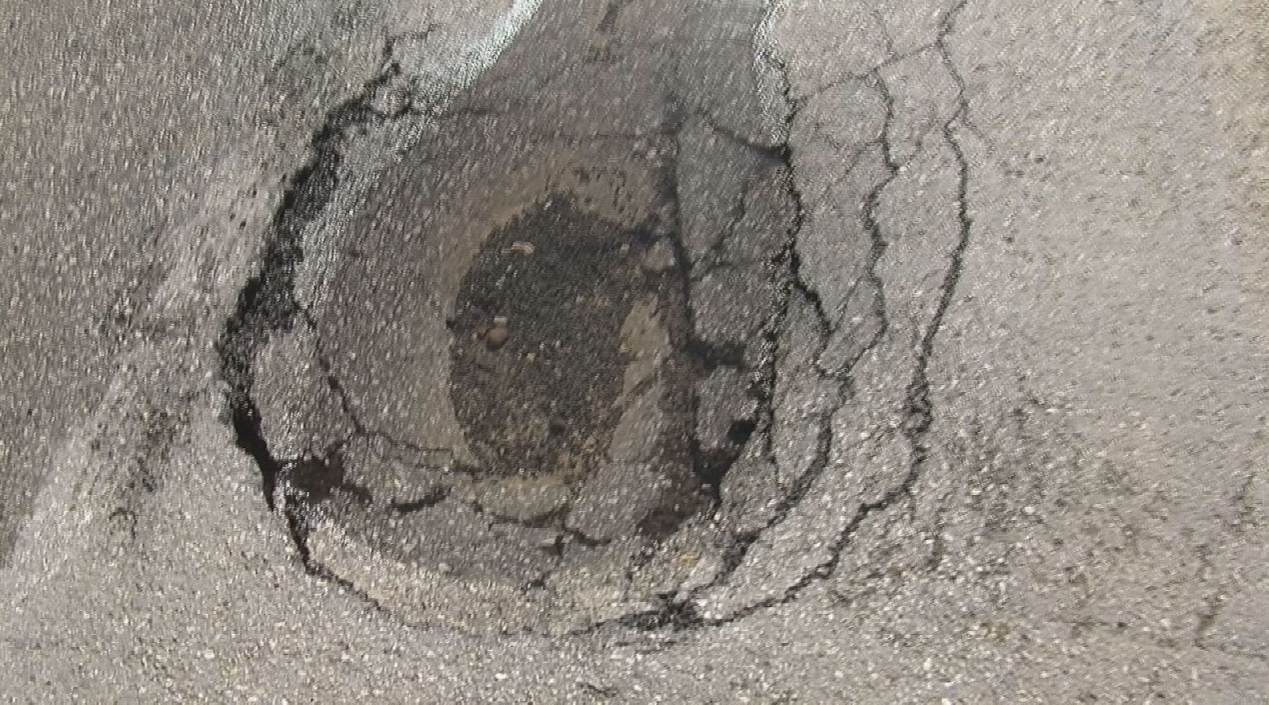 La strada che sembra un campo minato. Interventi urgenti possibili, eppure...