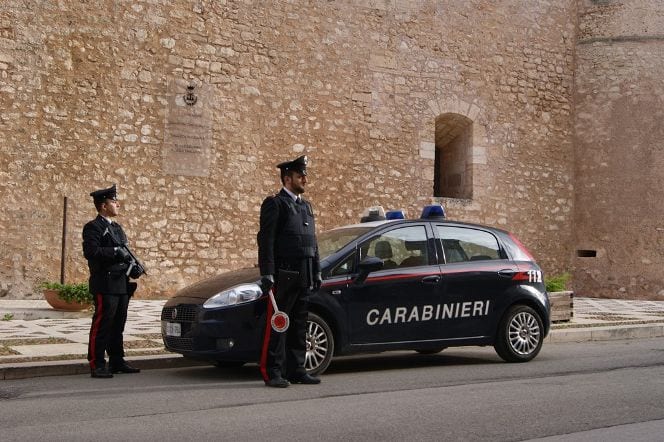 Alcamo, aggredisce i militari con un martello, i carabinieri gli regalano una pizza
