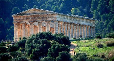 Trapani, anche il tempio greco di Segesta nel calendario dell’Aeronautica Militare