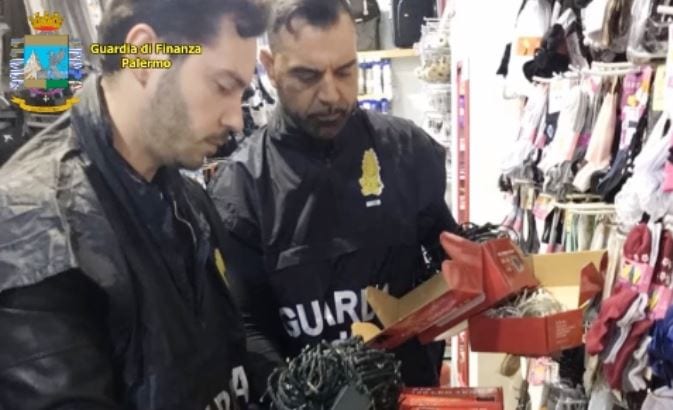 Balestrate, etichette "sfrontatamente" in cinese e 32 mila articoli sequestrati