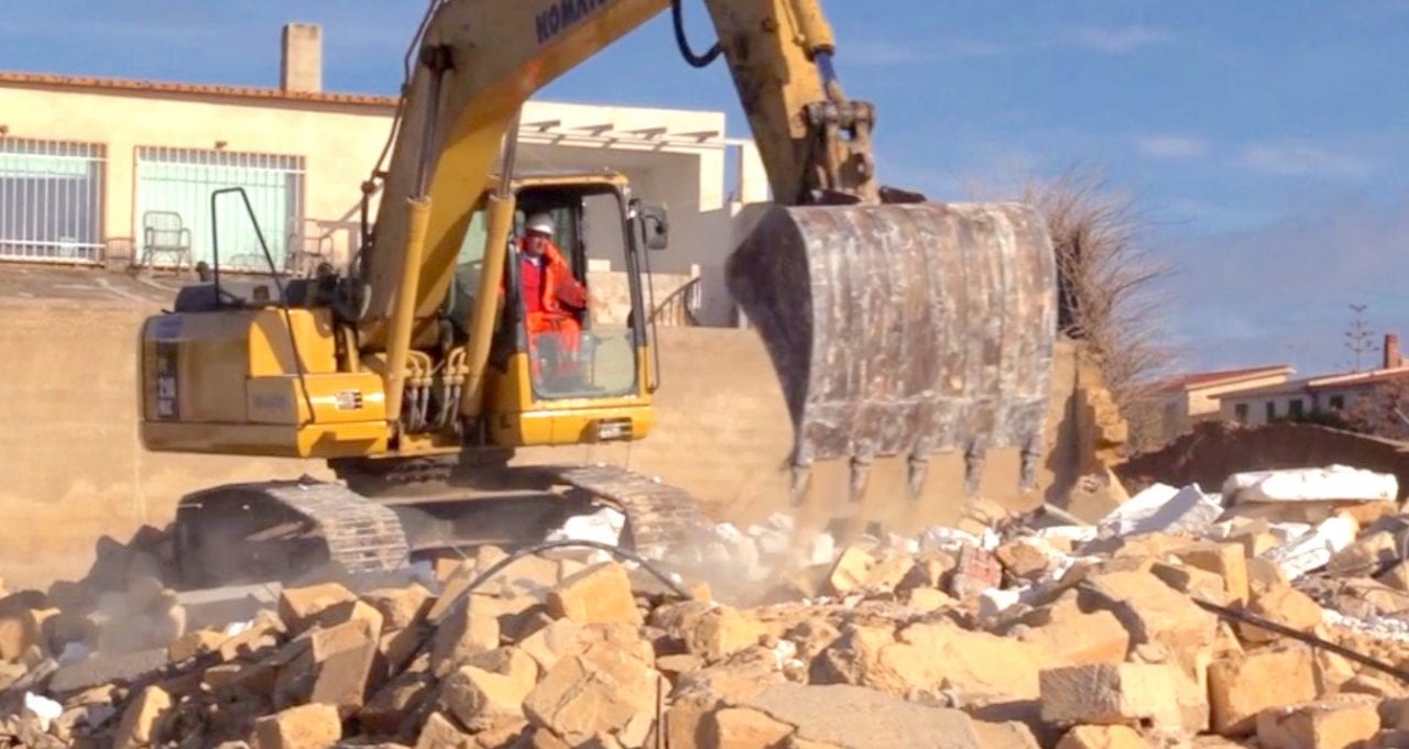 Triscina, demolizioni ferme da circa 6 mesi. Frizioni fra Comune e Cogemat?