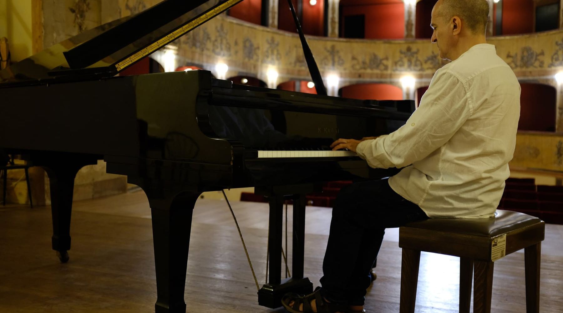 Alcamo, amici della musica. Il maestro Antonello Manco al centro congressi Marconi