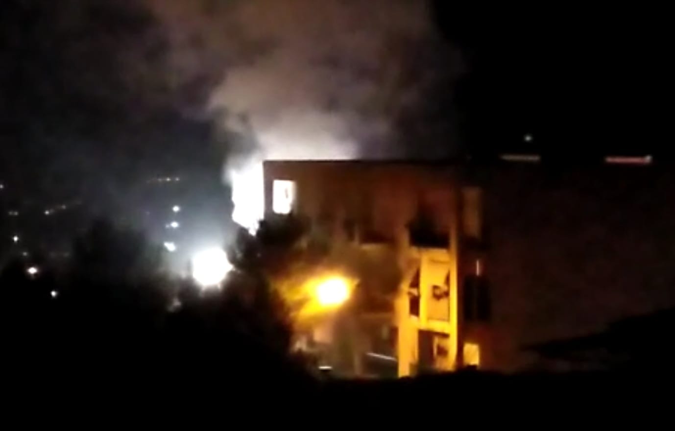 Incendio di rifiuti fra le case. Aria irrespirabile in zona popolare di Borgetto