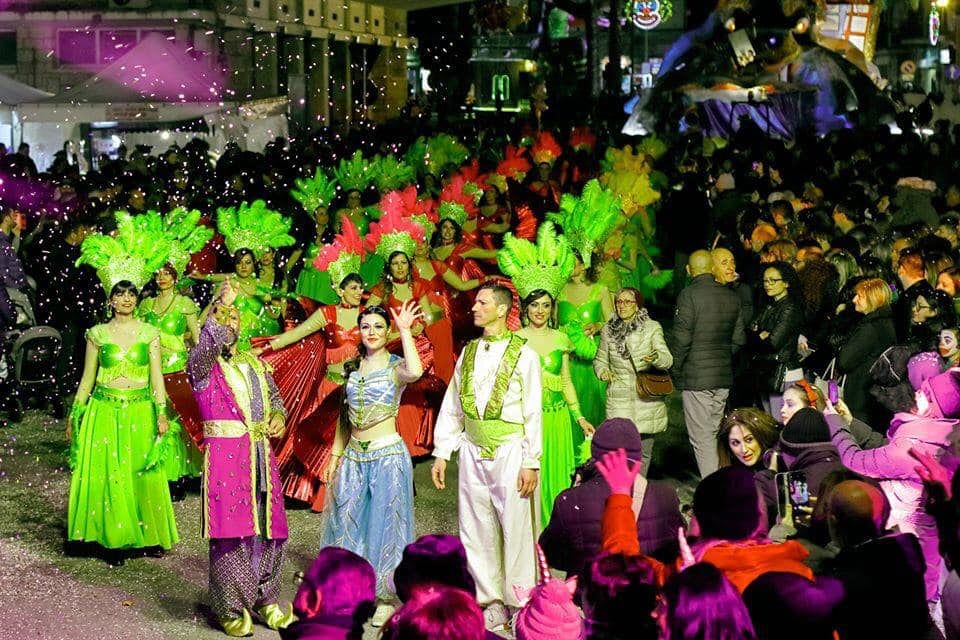 Alcamo, Piazza della Repubblica. Sei mega carri e festa con il Carnevale