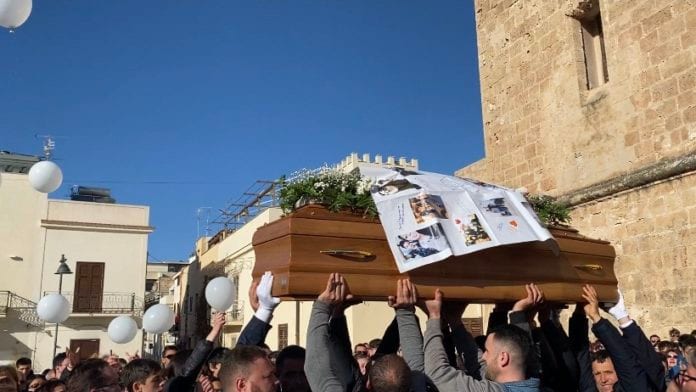 San Vito Lo Capo, folla e commozione per l'ultimo saluto ad Aldo Kenga
