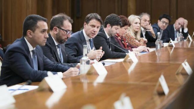 Sanità, chiudono le scuole, sport in parte. Cinema e teatri?