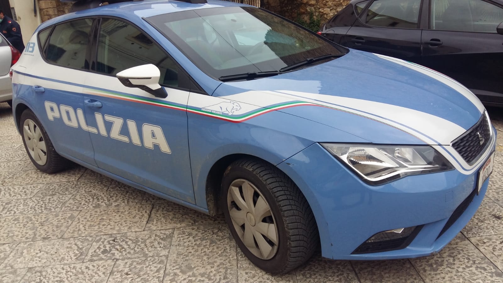 Giovane penzolante da cornicione. Lo salvano "Magnifici 4" poliziotti