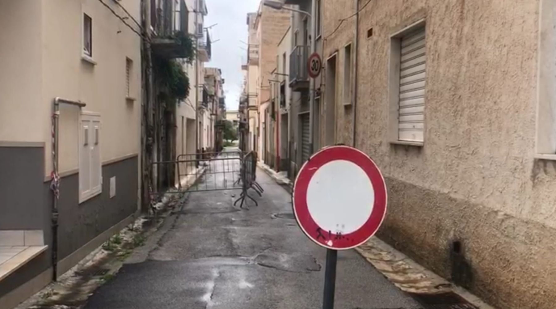 Casa pericolante, nessuno interviene. Ad Alcamo strada chiusa da oltre due mesi