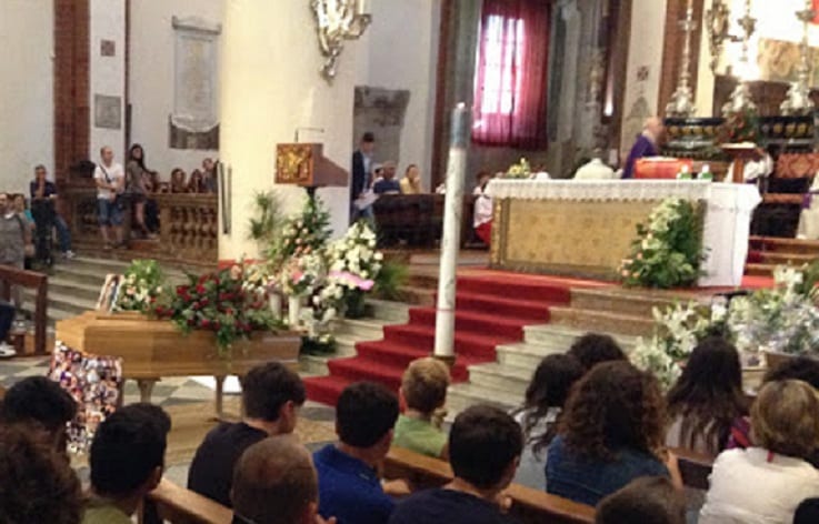 Via ai funerali con soli 15 fedeli. Distribuzione della comunione senza contatto