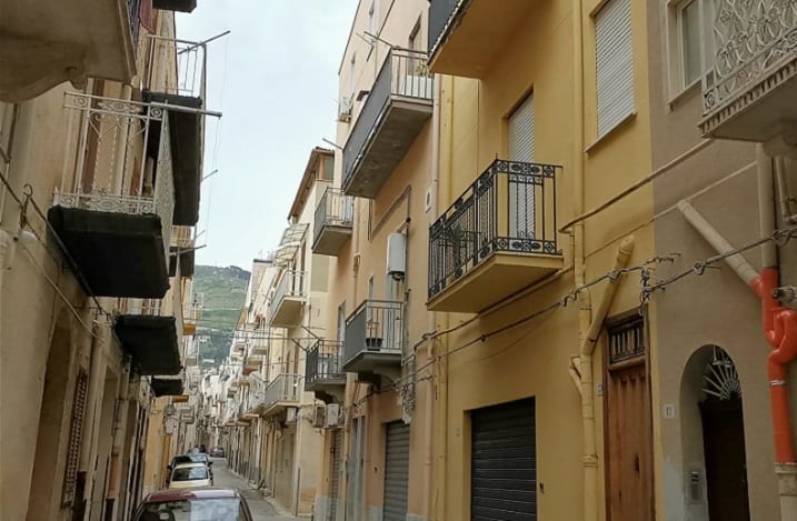 Vola sull'asfalto dal quarto piano, avvocato alcamese grave. Non rischierebbe la vita