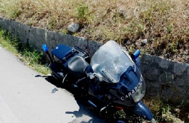 Carabiniere in moto, investito in servizio sulla SP 47. Solo escoriazioni e contusioni