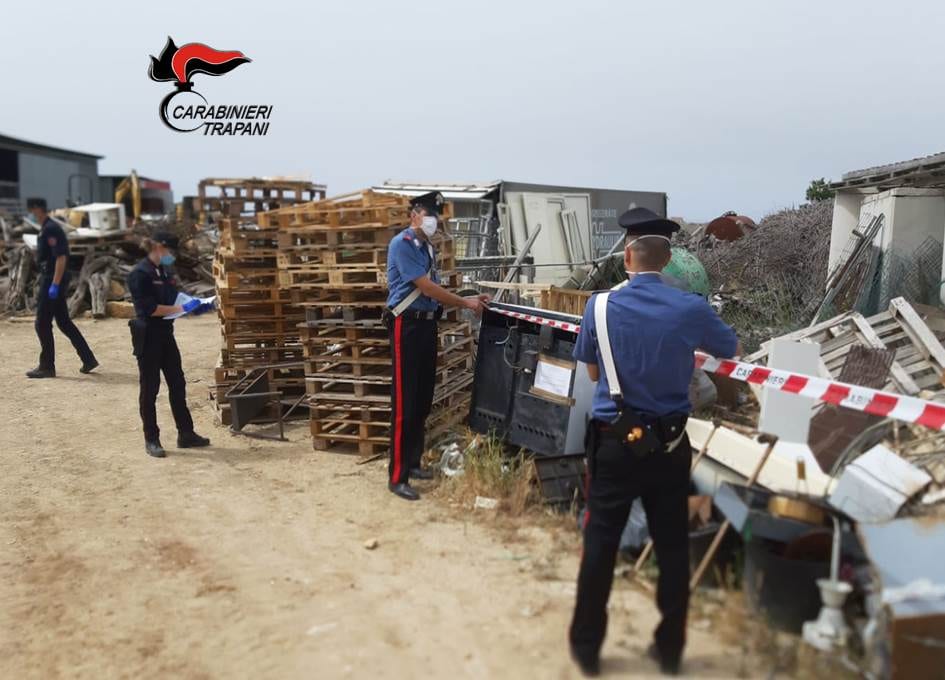 Alcamo, discarica non autorizzata in contrada Fico. Presenti vari rifiuti, anche pericolosi