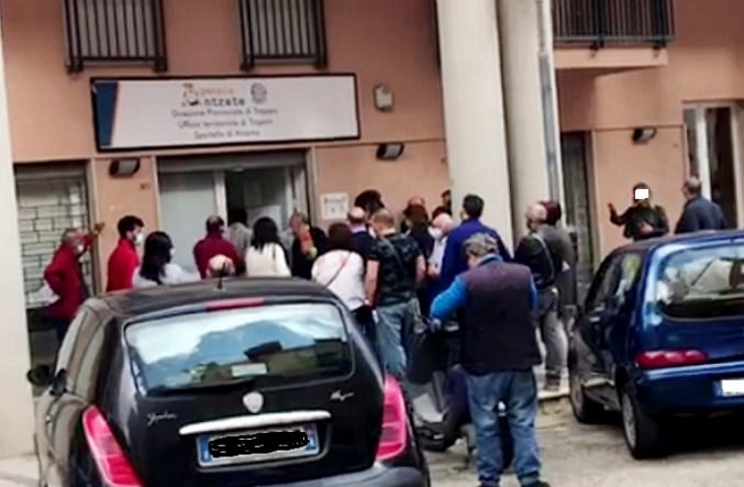 All'alba per prendere il turno all'Agenzia delle Entrate. Ad Alcamo situazione grottesca