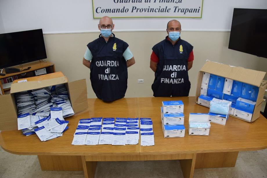 Alcamo, 10 mila mascherine sequestrate e sciacallaggio
