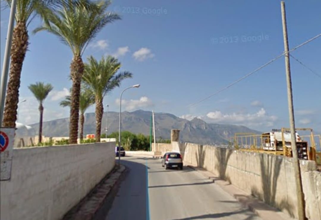 Alcamo, transenne in strada e muro crollato da 41 mesi. Contenzioso risolto da un anno e mezzo