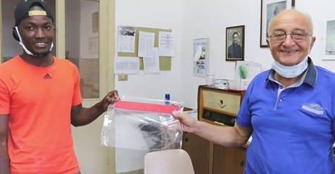 Alcamo, migranti donano visiere anche ai salesiani