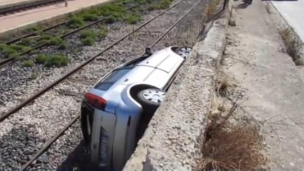 Auto rompe parapetto e plana sui binari. Coinvolti due calatafimesi