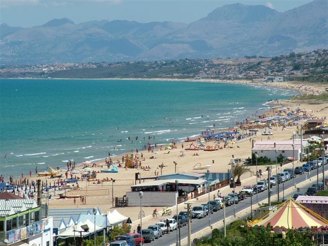 Castellammare, ripascimento spiaggia Playa per combattere l'erosione. Regione firma convenzione