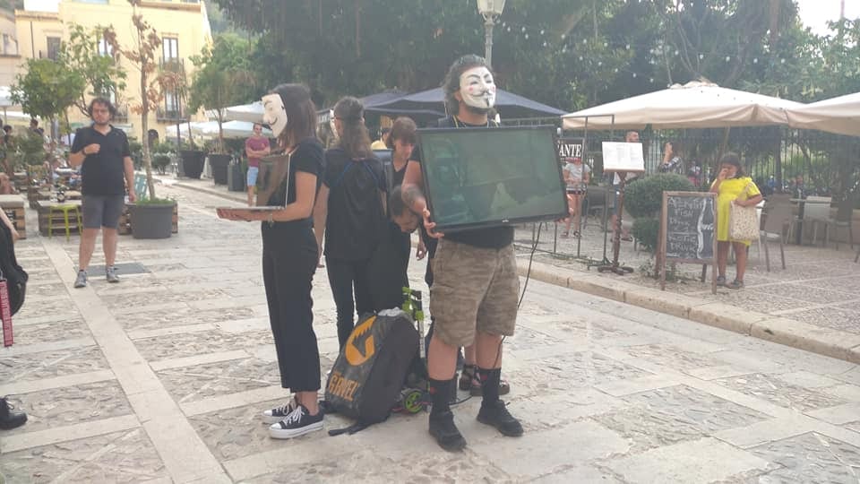 Castellammare, attivisti di AV manifestano per dare voce a chi non l'ha mai avuta