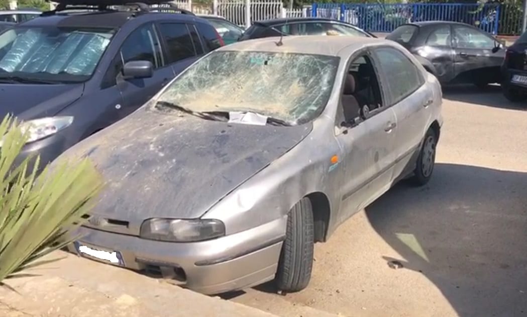 Alcamo Marina, auto distrutta e abbandonata in Battigia. Degrado e rischi per pubblica incolumità