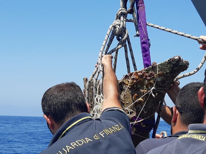 Favignana, recuperato in mare un antico rostro