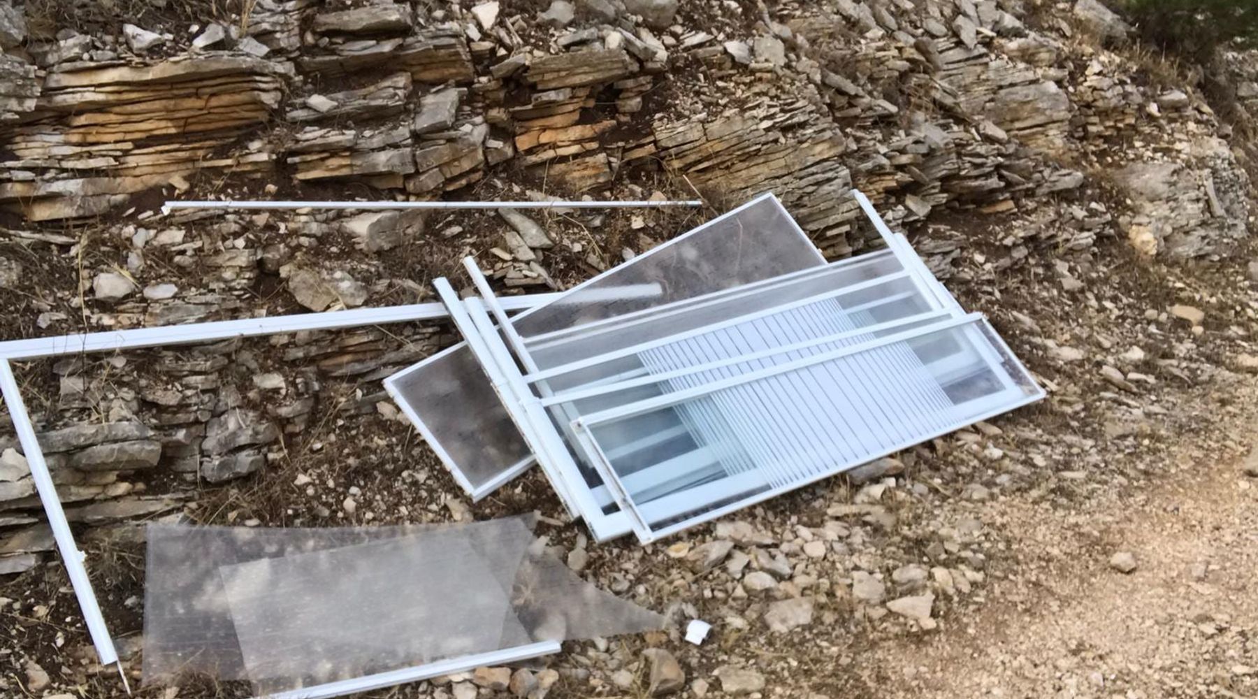 Alcamo, il Monte Bonifato tra rifiuti e inciviltà. Box doccia abbandonato in riserva